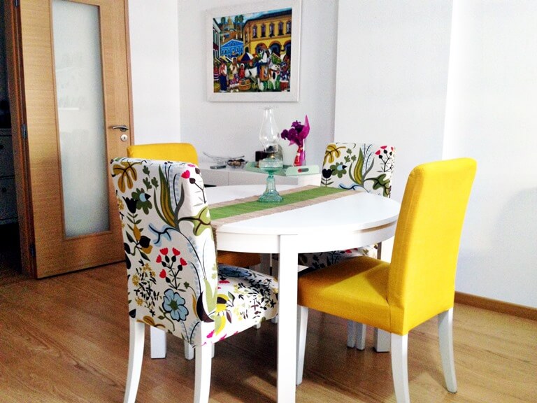 Housses fantaisie pour draperies sur des chaises pour la cuisine