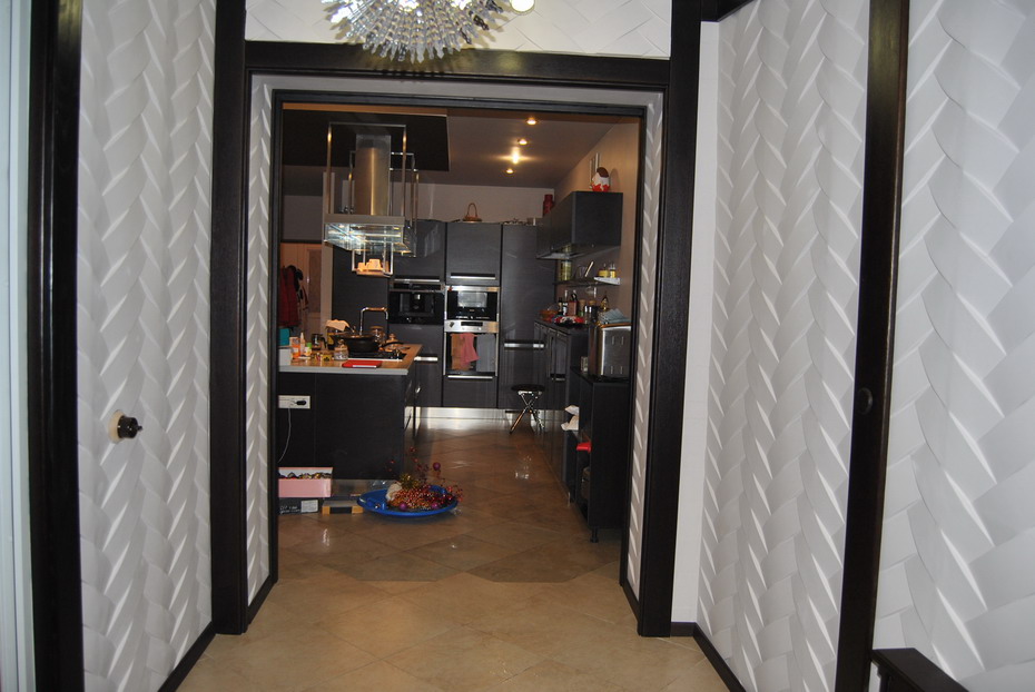 Finitions modernes, tendances de la mode pour les murs dans le couloir avec une photo