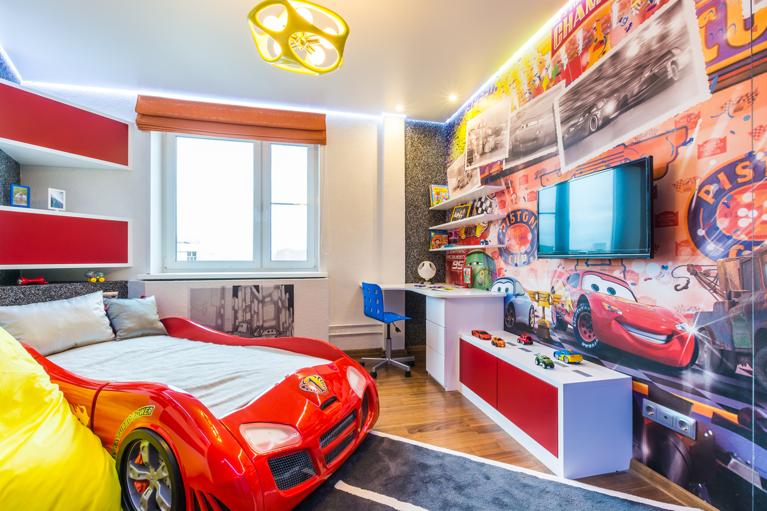 Style moderne d'une chambre d'enfants pour un garçon - un automobiliste