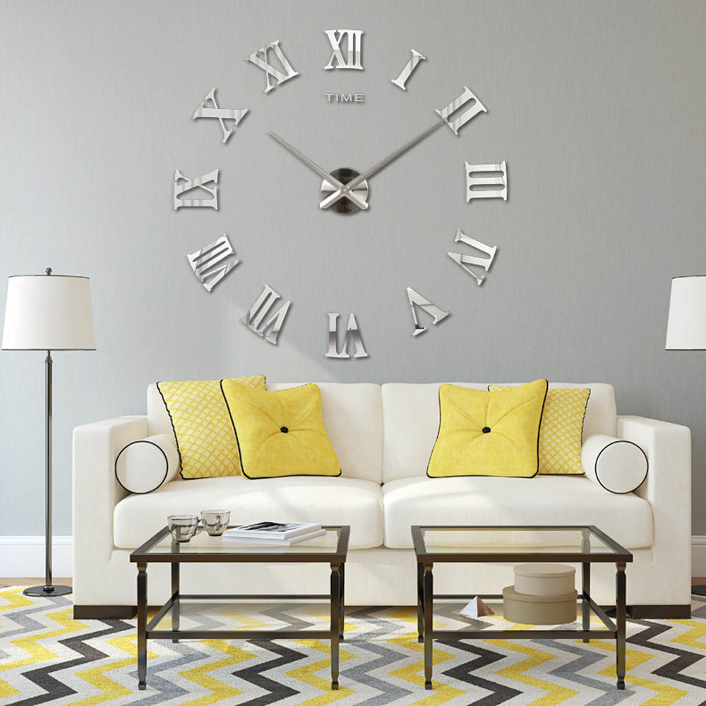 horloge en métal dans une chambre à coucher de style campagnard