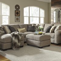 design de chambre chic dans la couleur du café avec photo de lait