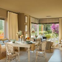 belle chambre à coucher dans la couleur du café au lait photo