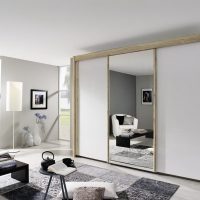 petite armoire dans le style de l'image du couloir