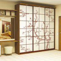 grand placard à l'intérieur de la photo du couloir