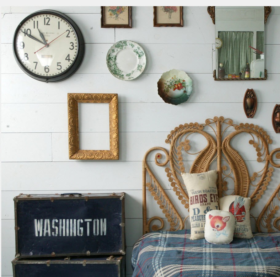 horloge en bois dans le couloir high-tech