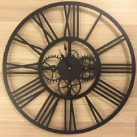 horloge en bois dans le couloir dans la photo de style campagnard