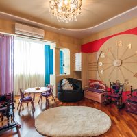 horloge en bois dans le couloir en photo de style haute technologie