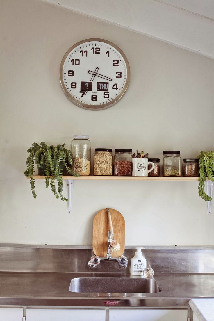 horloge en plastique dans un salon de style campagnard