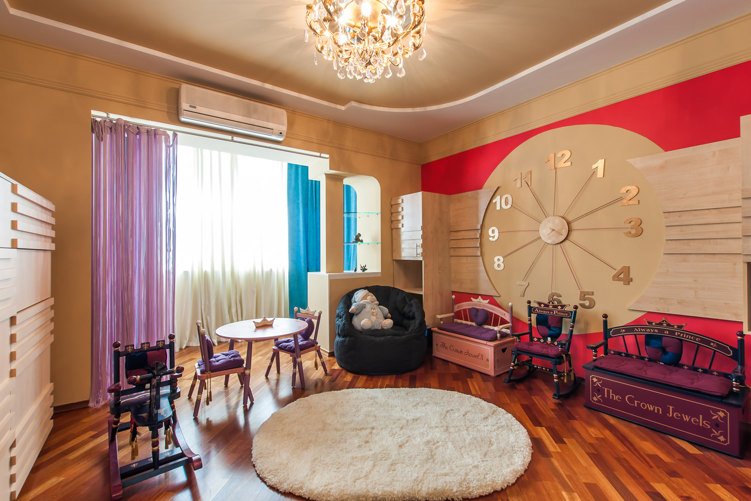 horloge en métal de minimalisme dans la chambre