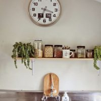 horloge en métal dans la chambre à coucher en photo de style haute technologie