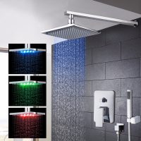 belle salle de bain avec douche en couleurs sombres photo