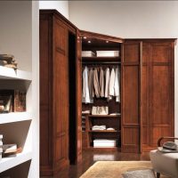 armoire d'angle à l'intérieur du couloir photo