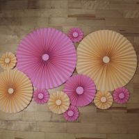 éventail en carton à l'intérieur du couloir photo