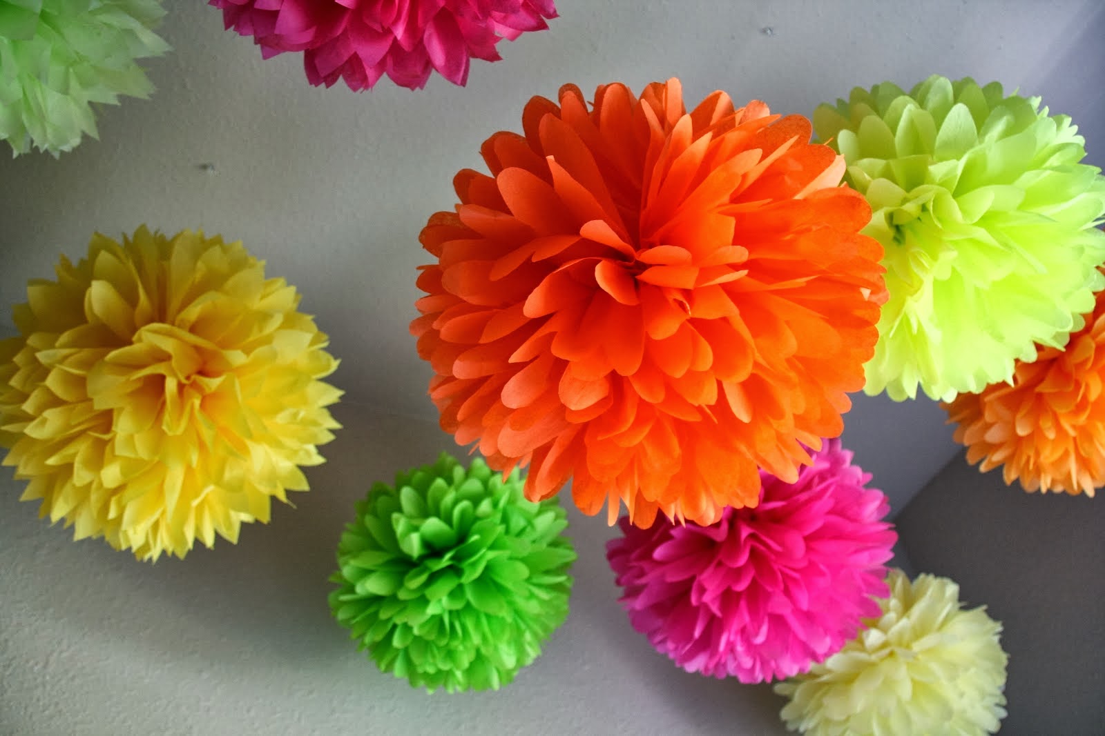 un fan de papier à l'intérieur du couloir