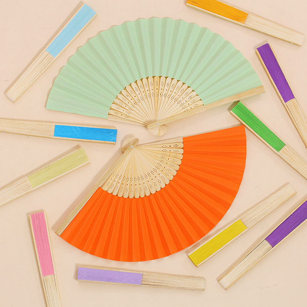 un ventilateur en carton à l'intérieur de l'invité