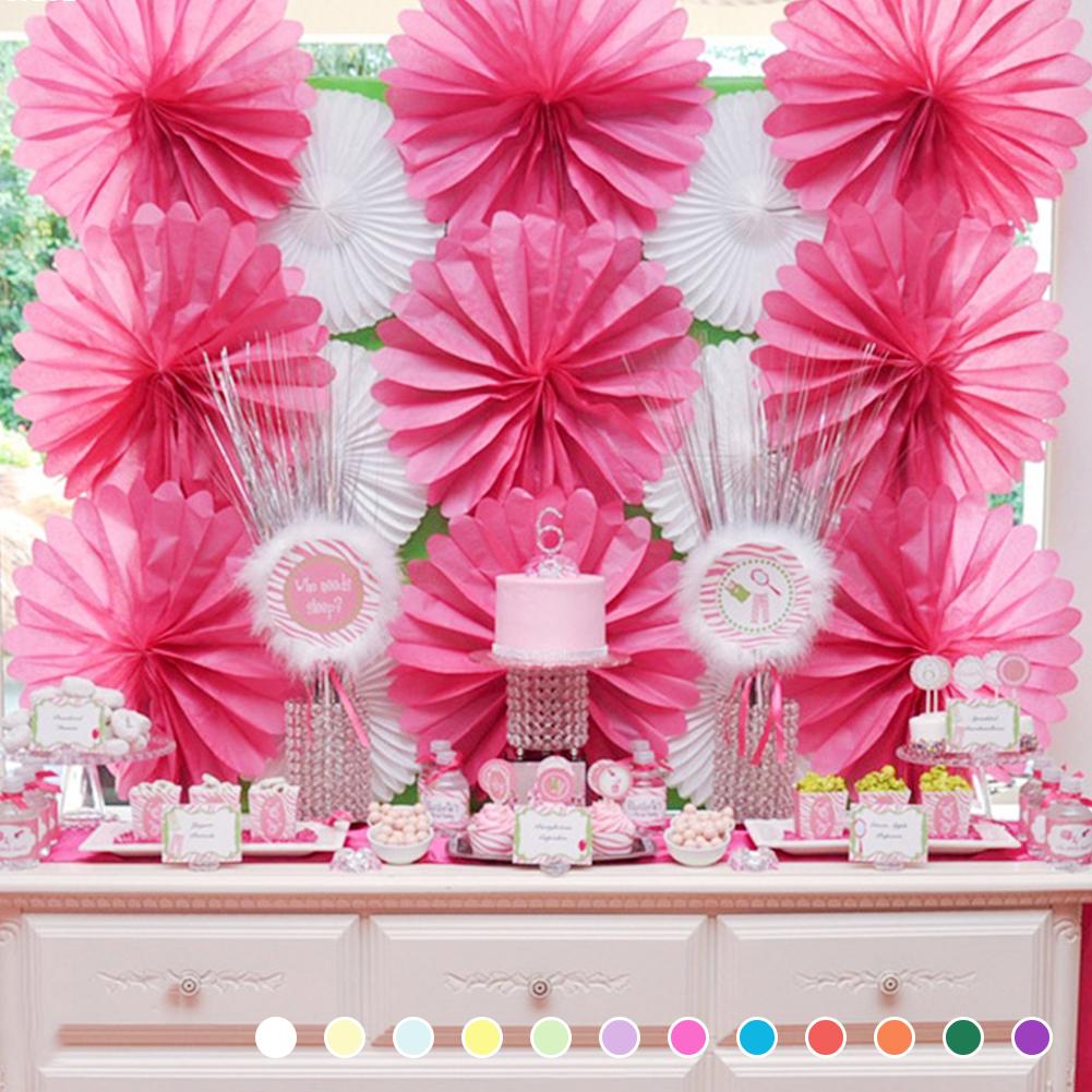 éventail en papier dans le couloir