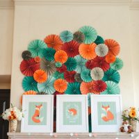 éventail en carton dans la photo du couloir