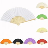 éventail en carton dans une photo de style couloir