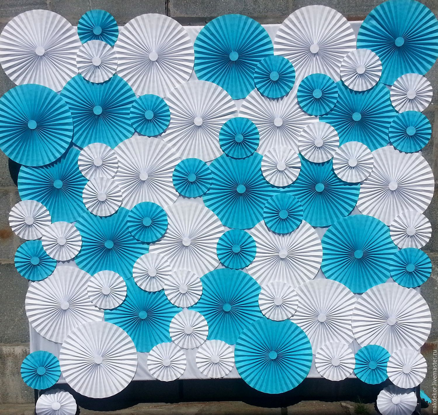 Eventail en carton dans le style de la pièce.