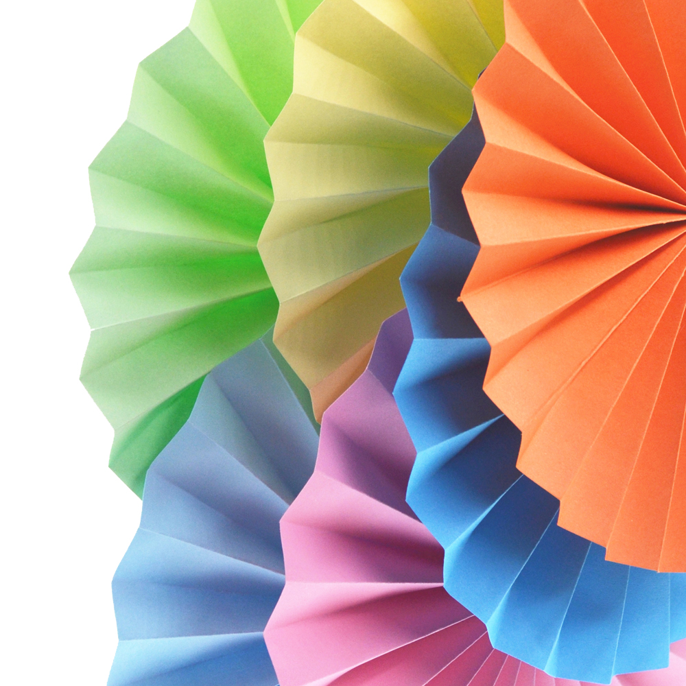 éventail en papier dans le style invité