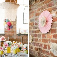 éventail en papier dans la conception de la salle