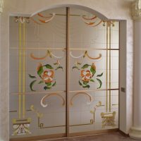 portes sombres dans la photo de conception de cuisine