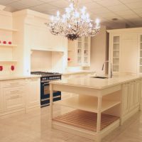 Design de salon chic dans la couleur du café avec photo de lait