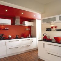 beau salon de style dans la couleur du café avec photo de lait