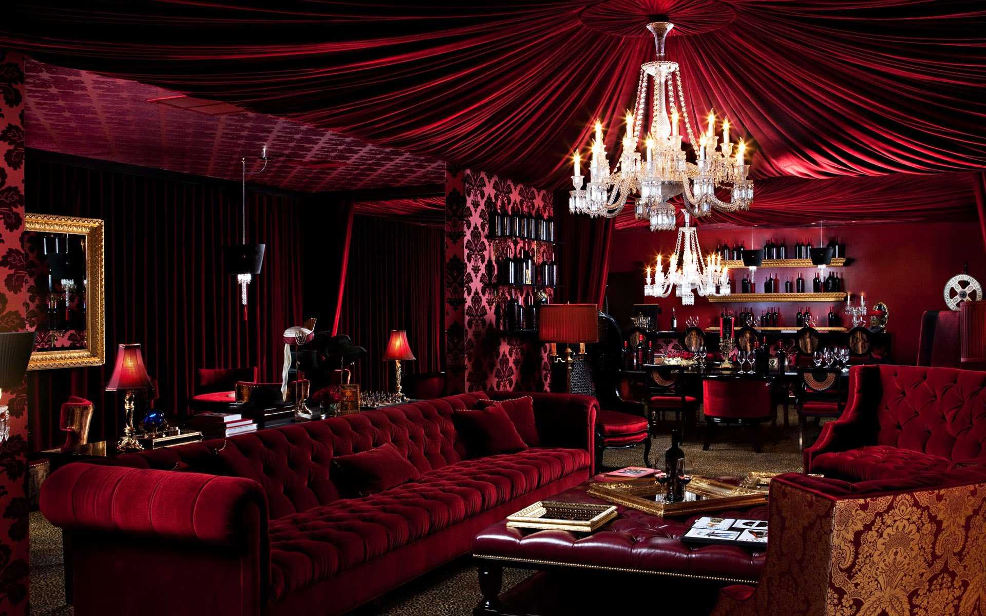 belle couleur bordeaux dans le décor de l'appartement