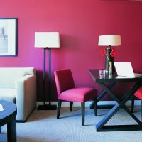 belle couleur bordeaux dans le décor de la photo de la cuisine