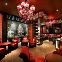 Couleur bordeaux saturée dans le décor du salon photo