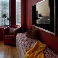 Couleur bordeaux brillante dans la conception de la photo du couloir