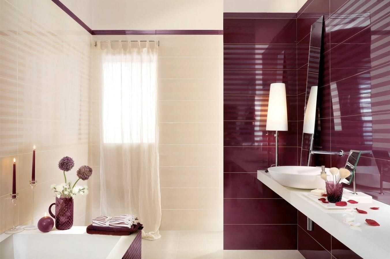 couleur bordeaux brillante dans le décor du salon