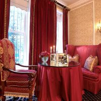 couleur bordeaux vif dans le décor de la cuisine photo