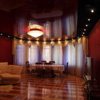 riche couleur bordeaux dans la conception du corridor photo