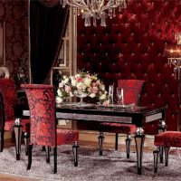 couleur bordeaux saturée dans la conception de la photo de la maison