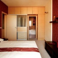 belle couleur bordeaux dans la conception du couloir photo