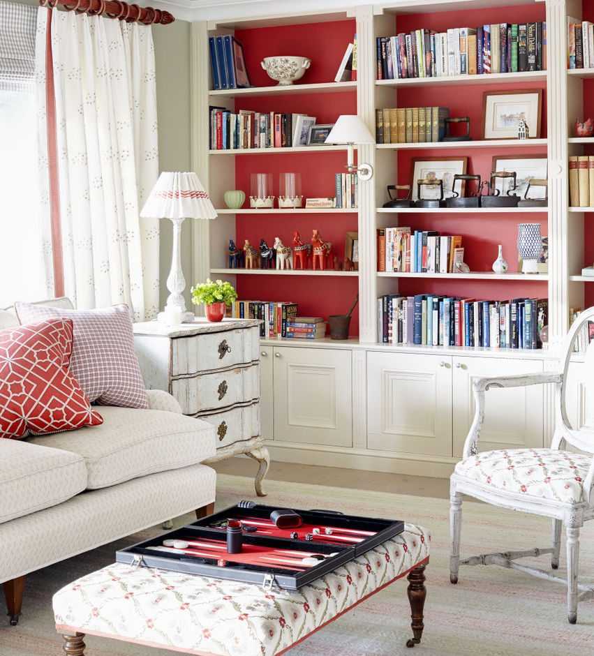 belle couleur bordeaux dans le style de l'appartement