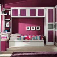 belle couleur bordeaux dans la conception de la photo du couloir