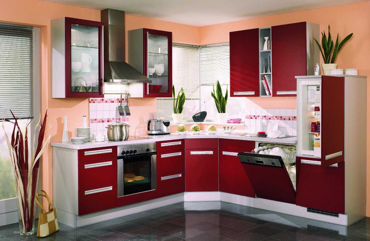 couleur bordeaux vif dans le décor de la chambre