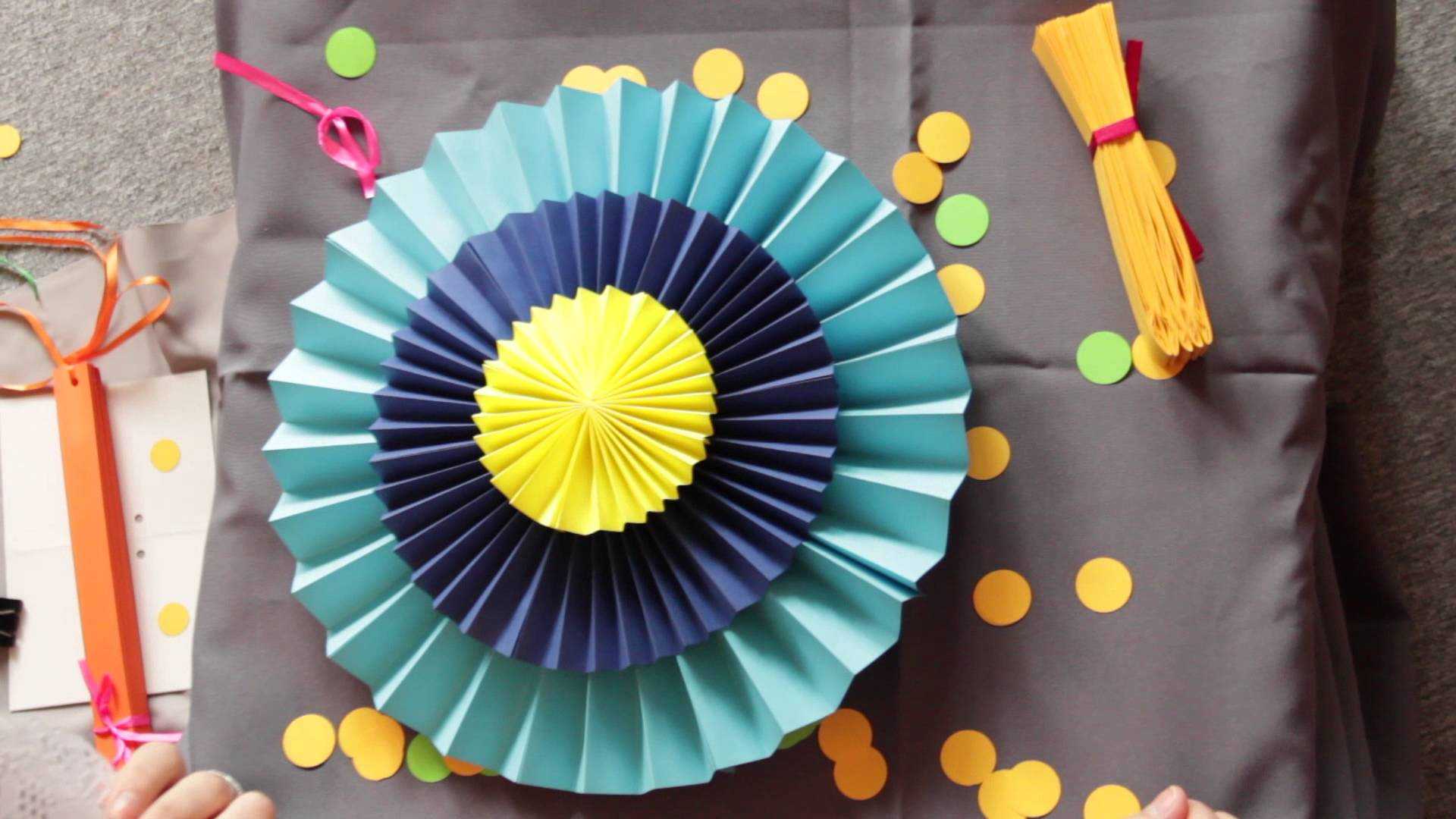 idea of a bright holiday decor with paper