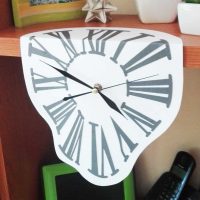 do-it-yourself idea of brightly decorating a wall clock picture