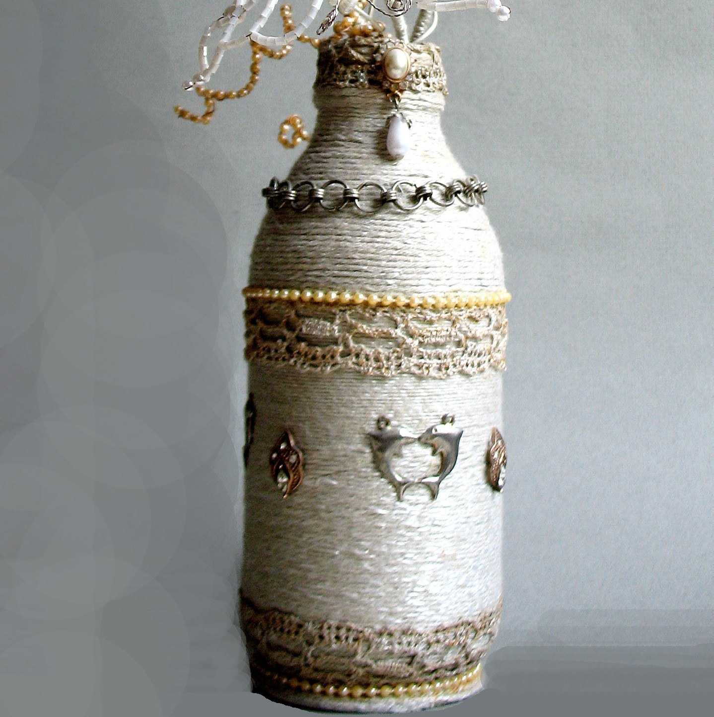 une variante de belle décoration de bouteilles de verre avec de la ficelle