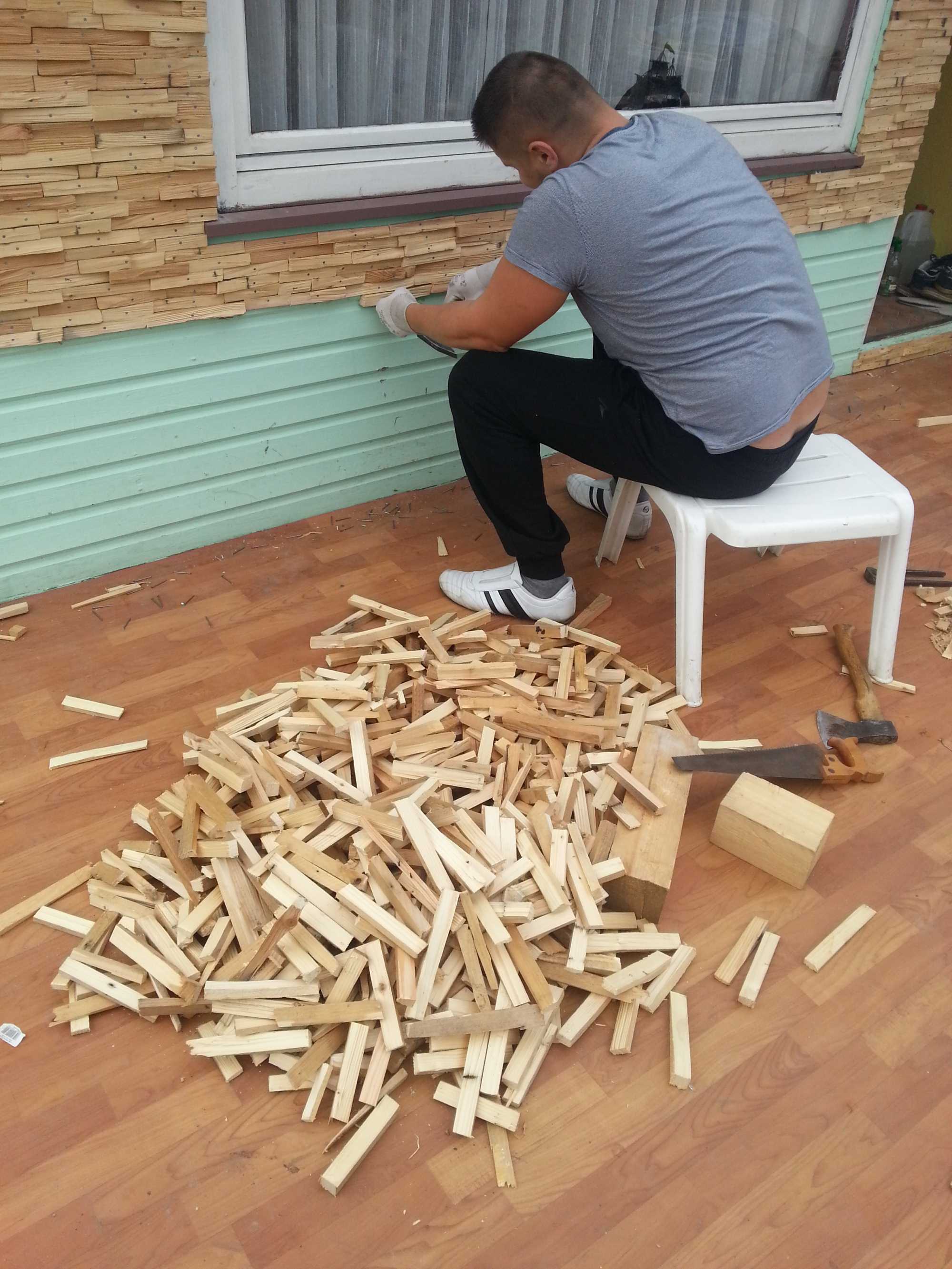 the idea of a beautiful decoration of the room with a tree with your own hands