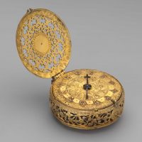 do-it-yourself idea of brightly decorating a wall clock picture