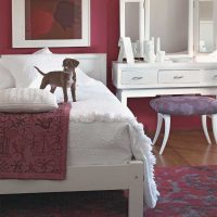 une combinaison de couleurs vives dans le design de la photo de la chambre