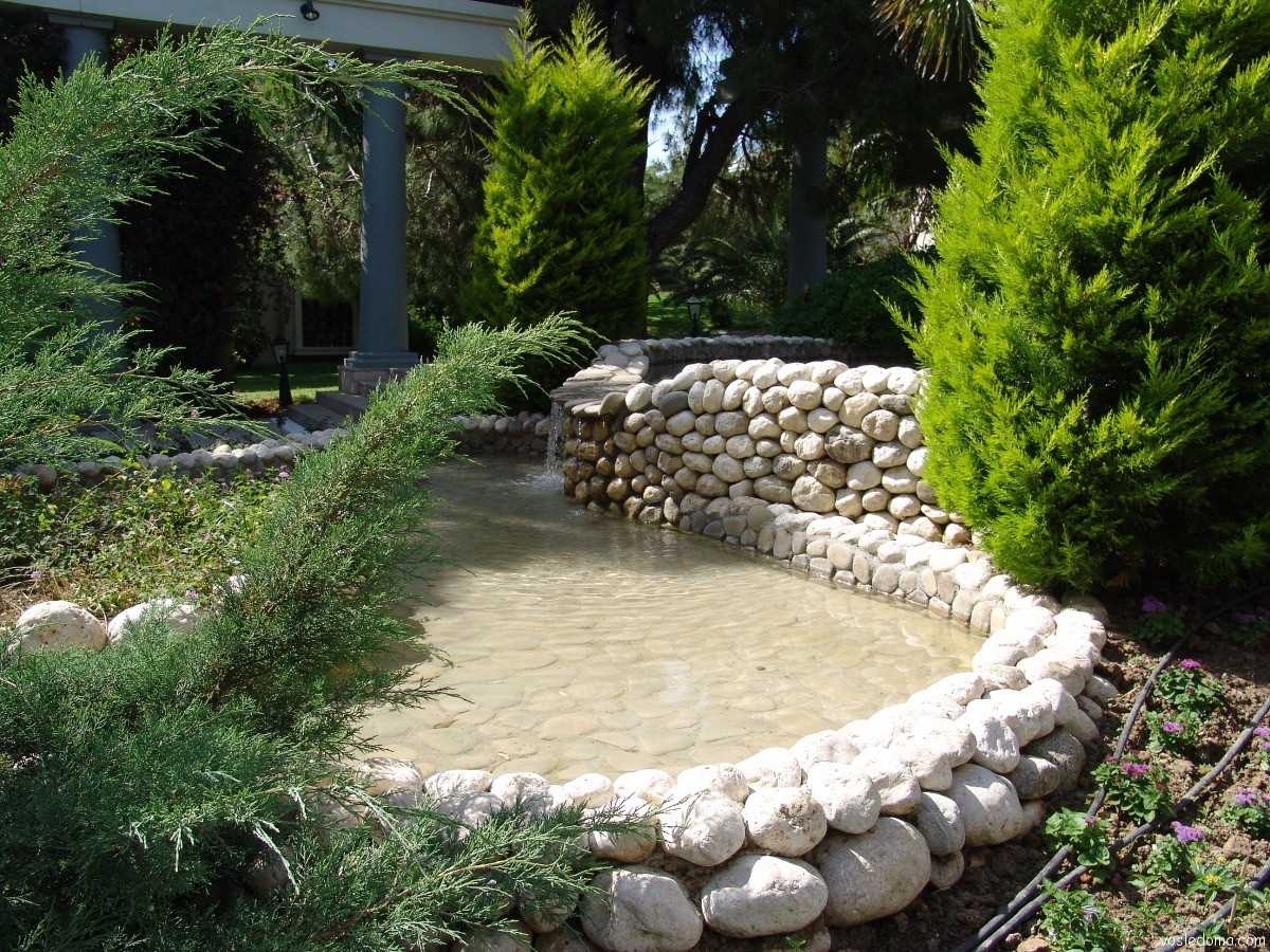 belle création du décor d'un chalet d'été par des moyens improvisés