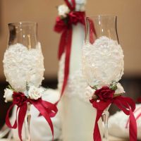 design lumineux de bouteilles en verre avec image de rubans décoratifs