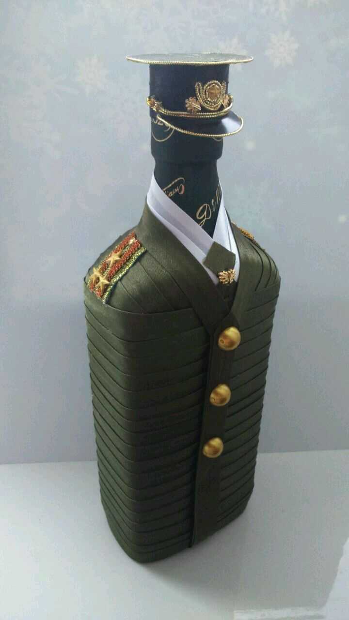 belle décoration de bouteilles de verre avec des rubans colorés