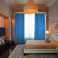 une combinaison d'orange foncé dans la conception de l'appartement avec d'autres couleurs photo